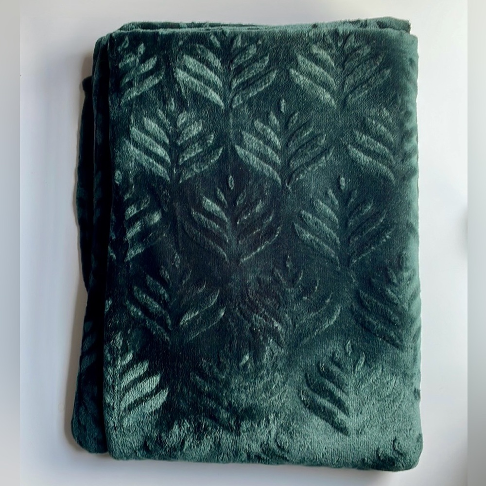 Plush throw blanket